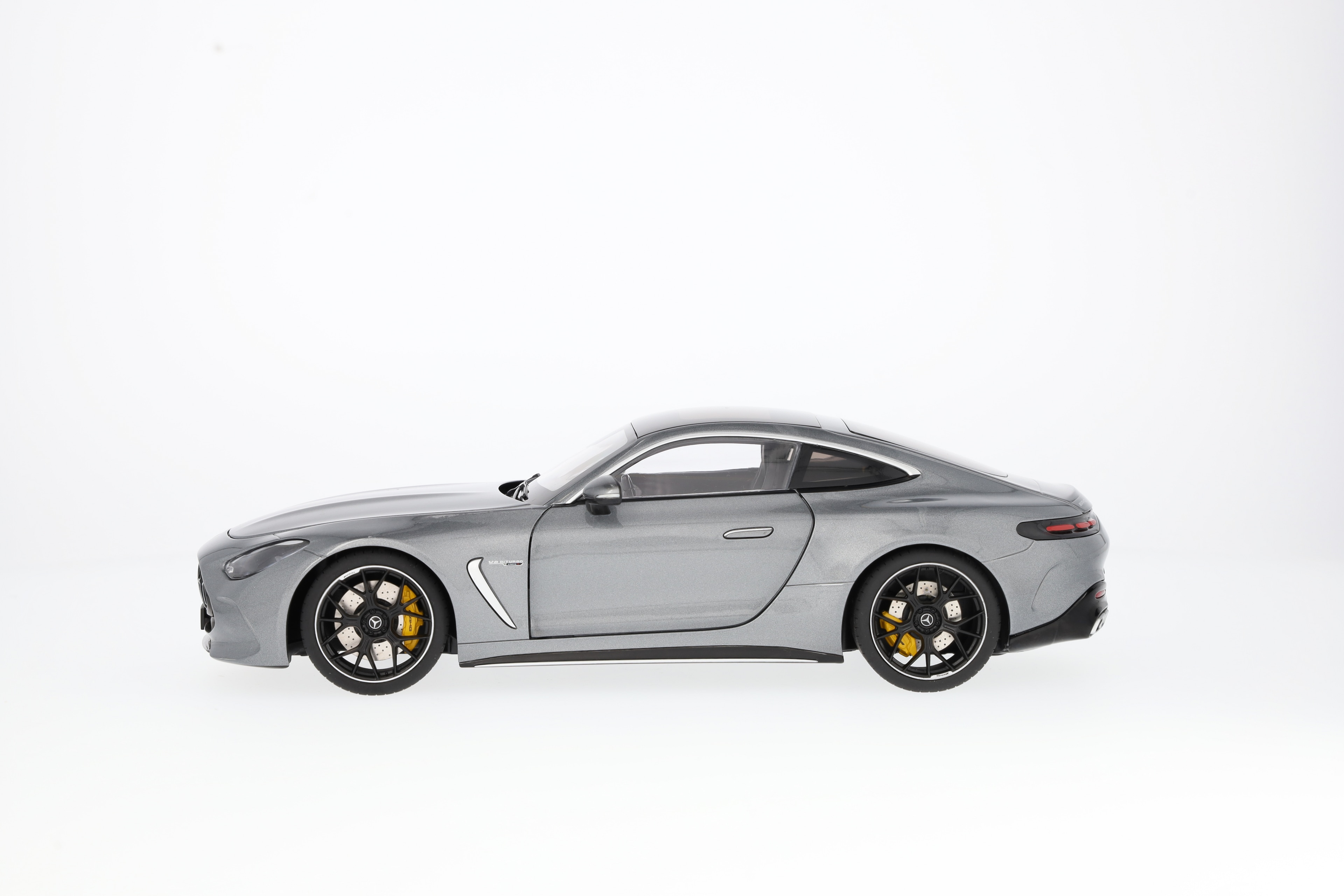 Mercedes-AMG GT 63, C192 - gris sélénite, NZG, 1:18