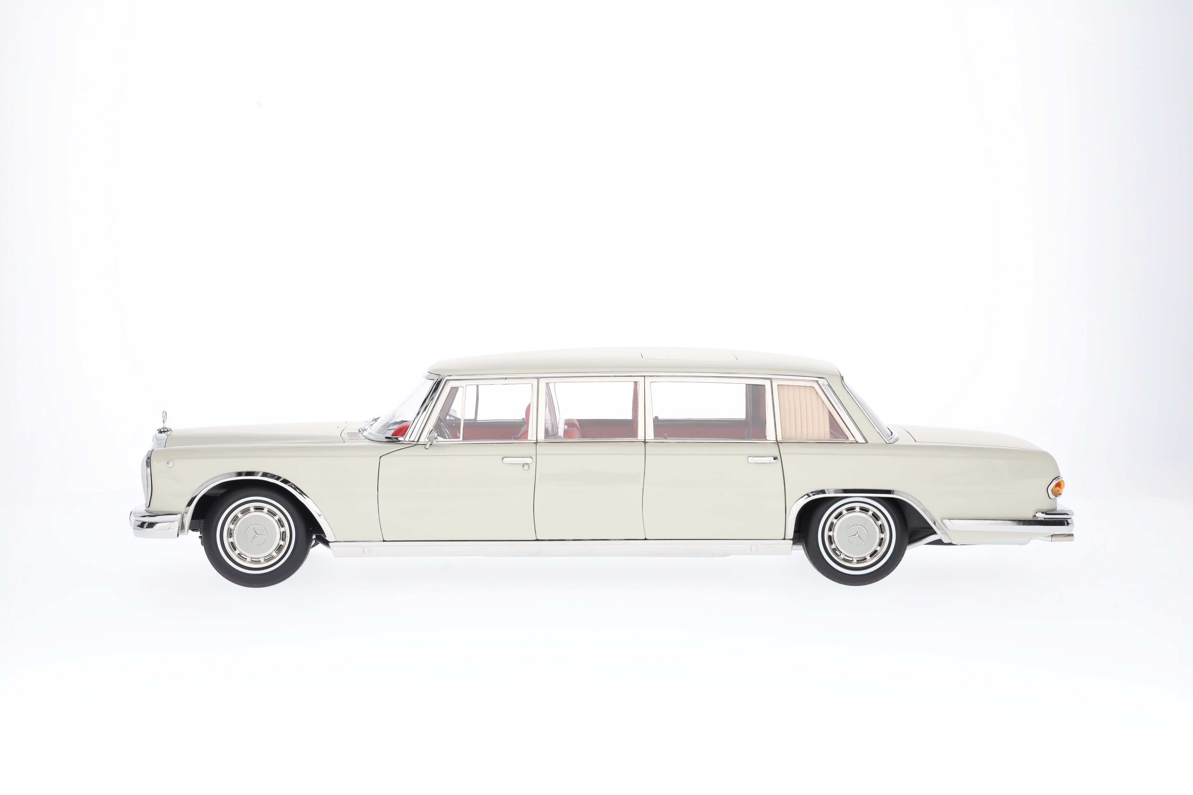 600 Pullmann W 100 (1963-1981) - gris blanc, NZG, 1:18