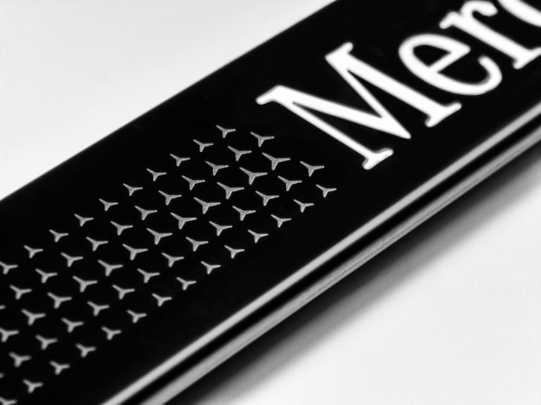 Cache interchangeable pour baguette de seuil éclairée, Mercedes-Benz, avant, double, avec Mercedes-Benz Pattern - Acier inoxydable, noir / blanc